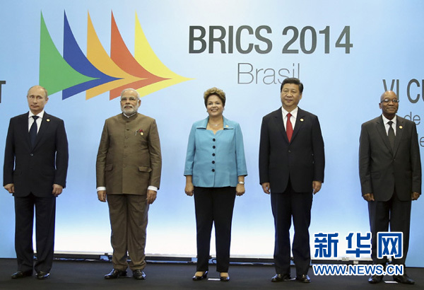  7月15日，國(guó)家主席習(xí)近平在巴西福塔萊薩出席金磚國(guó)家領(lǐng)導(dǎo)人第六次會(huì)晤。這是金磚國(guó)家領(lǐng)導(dǎo)人集體合影。 新華社記者蘭紅光攝