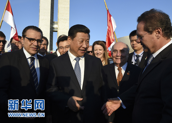 7月16日，國家主席習(xí)近平在巴西利亞會見巴西參議長卡列羅斯（前右）和眾議長阿爾維斯（前左）。 新華社記者 李學(xué)仁 攝 