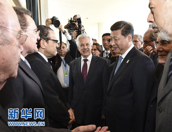 7月16日，國家主席習(xí)近平在巴西利亞會見巴西參議長卡列羅斯和眾議長阿爾維斯。這是兩院議長迎接習(xí)近平主席，并介紹議員代表。 新華社記者李學(xué)仁 攝 