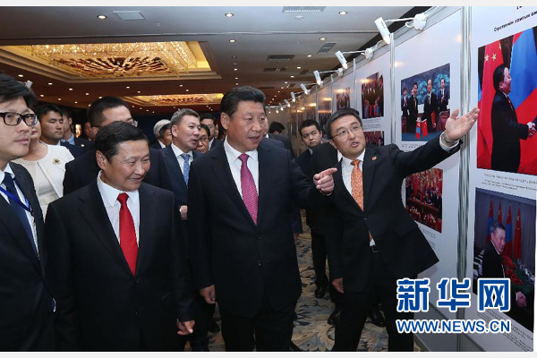 8月22日，國家主席習(xí)近平在烏蘭巴托與蒙古國總理阿勒坦呼亞格共同出席中蒙經(jīng)貿(mào)合作回顧展開幕式。 新華社記者 龐興雷 攝 