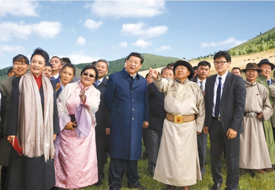 　　八月二十二日，國家主席習近平在蒙古國總統(tǒng)額勒貝格道爾吉陪同下前往烏蘭巴托市郊觀看那達慕。這是習近平和夫人彭麗媛同額勒貝格道爾吉夫婦觀看表演。新華社記者　鞠鵬攝