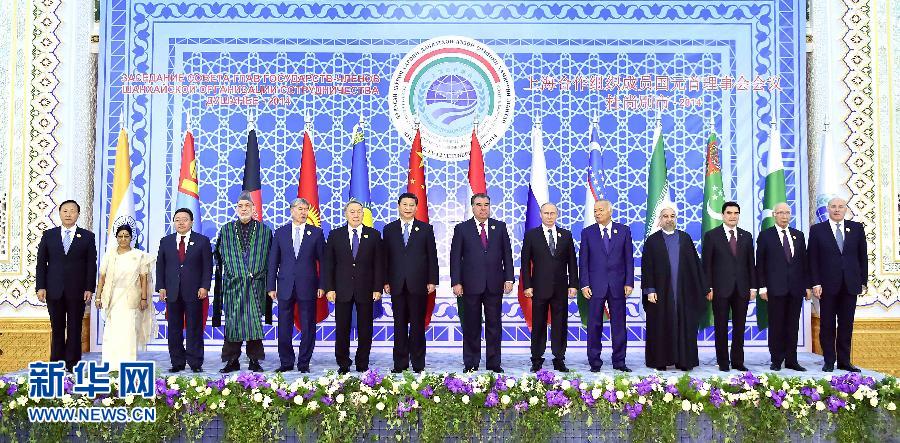 9月12日，上海合作組織成員國元首理事會第十四次會議在塔吉克斯坦首都杜尚別舉行。國家主席習(xí)近平出席會議并發(fā)表重要講話。這是與會成員國元首、觀察員國領(lǐng)導(dǎo)人或代表、主席國客人以及有關(guān)國際和地區(qū)組織代表集體合影。新華社記者李濤攝 