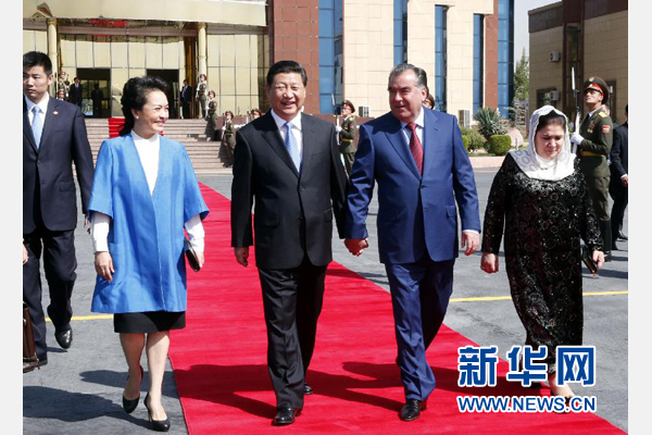 9月14日，國(guó)家主席習(xí)近平結(jié)束對(duì)塔吉克斯坦的國(guó)事訪問(wèn)，乘坐專機(jī)離開(kāi)杜尚別。拉赫蒙總統(tǒng)夫婦專程到機(jī)場(chǎng)為習(xí)近平和夫人彭麗媛送行。新華社記者 鞠鵬 攝 