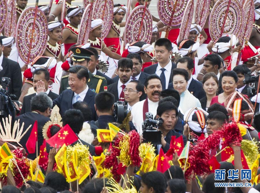 9月16日，國(guó)家主席習(xí)近平抵達(dá)科倫坡，開始對(duì)斯里蘭卡進(jìn)行國(guó)事訪問。在班達(dá)拉奈克國(guó)際機(jī)場(chǎng)，習(xí)近平和夫人彭麗媛受到拉賈帕克薩總統(tǒng)夫婦熱情迎接。新華社記者黃敬文攝 