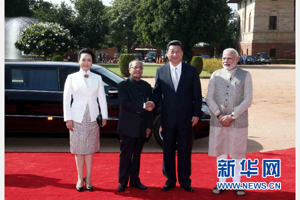 9月18日，國家主席習近平出席印度總統(tǒng)慕克吉在總統(tǒng)府舉行的隆重歡迎儀式。這是儀式前，習近平與慕克吉親切握手。 新華社記者 鞠鵬 攝