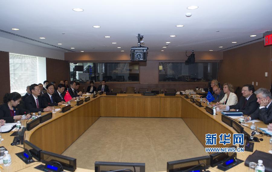  9月23日，正在紐約出席聯(lián)合國(guó)氣候峰會(huì)的國(guó)家主席習(xí)近平特使、國(guó)務(wù)院副總理張高麗在紐約聯(lián)合國(guó)總部會(huì)見(jiàn)歐盟委員會(huì)主席巴羅佐。新華社記者 王曄 攝 