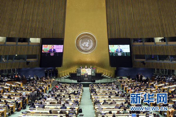 9月23日，國(guó)家主席習(xí)近平特使、國(guó)務(wù)院副總理張高麗在紐約聯(lián)合國(guó)總部出席聯(lián)合國(guó)氣候峰會(huì)，在峰會(huì)全會(huì)上發(fā)表題為《凝聚共識(shí)　落實(shí)行動(dòng)構(gòu)建合作共贏的全球氣候治理體系》的講話。 新華社記者 殷博古 攝