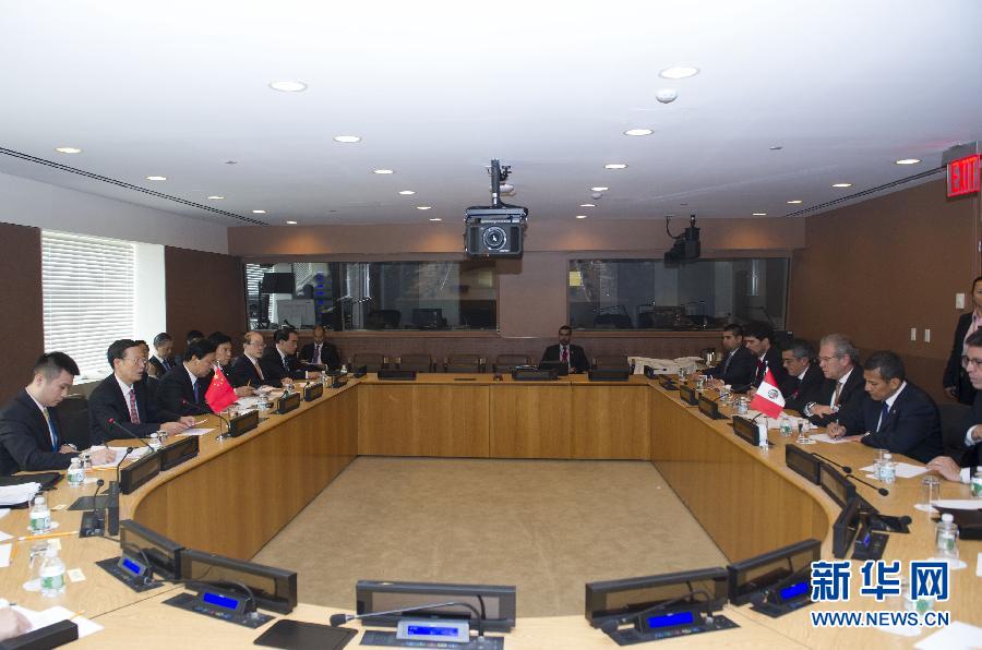 9月23日，出席聯(lián)合國氣候峰會的國家主席習近平特使、國務院副總理張高麗在紐約聯(lián)合國總部會見秘魯總統(tǒng)烏馬拉。 新華社記者 王曄 攝 