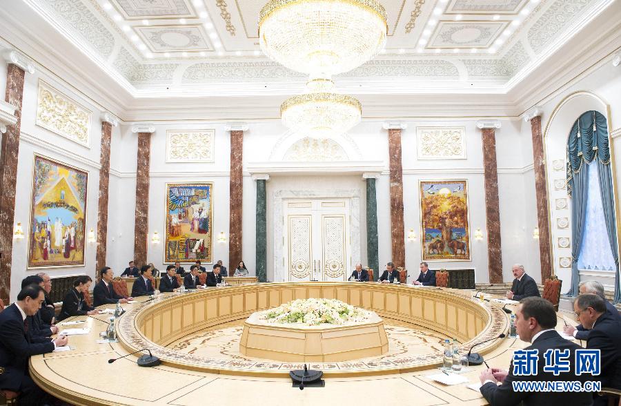 9月26日，應(yīng)邀訪問(wèn)白俄羅斯的國(guó)務(wù)院副總理張高麗在明斯克會(huì)見(jiàn)白俄羅斯總統(tǒng)盧卡申科。新華社記者王曄攝 