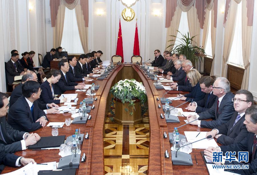  9月27日，應(yīng)邀訪問(wèn)白俄羅斯的國(guó)務(wù)院副總理張高麗在明斯克同白俄羅斯總理米亞斯尼科維奇舉行會(huì)談。 新華社記者王曄攝