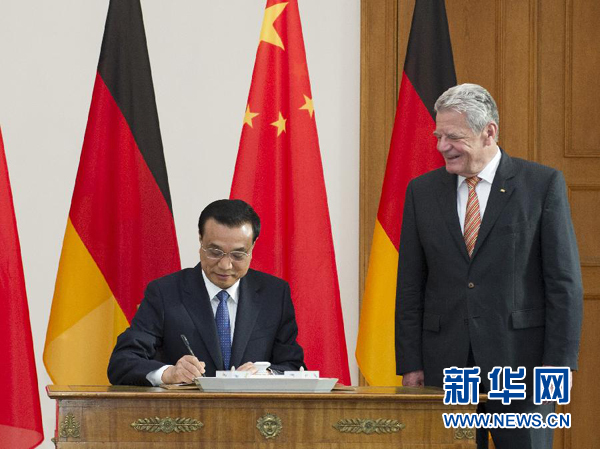 10月10日，國務院總理李克強在柏林會見德國總統(tǒng)高克。這是李克強總理在高克總統(tǒng)的陪同下在貴賓簿上簽字。 新華社記者 王曄 攝 
