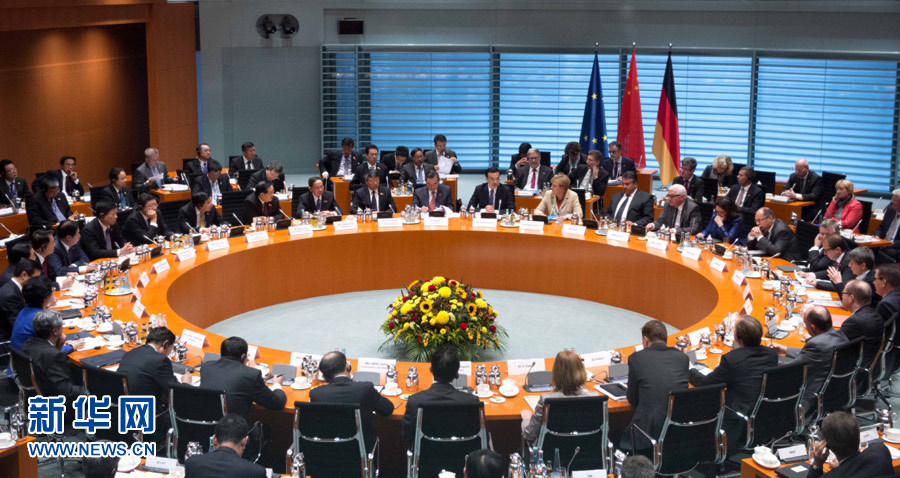 10月10日，中國國務(wù)院總理李克強(qiáng)在柏林與德國總理默克爾共同主持第三輪中德政府磋商。 新華社記者 李學(xué)仁 攝 