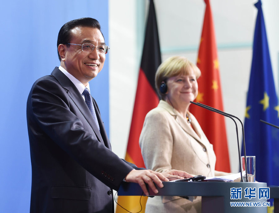10月10日，國(guó)務(wù)院總理李克強(qiáng)在柏林與德國(guó)總理默克爾圓滿(mǎn)結(jié)束第三輪中德政府磋商后共同會(huì)見(jiàn)記者。 新華社記者 李學(xué)仁 攝 