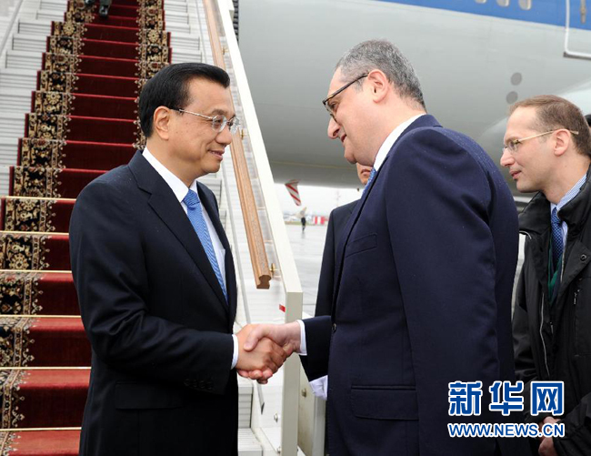 10月12日，中國國務(wù)院總理李克強乘專機抵達莫斯科，開始對俄羅斯進行正式訪問并舉行中俄總理第十九次定期會晤。俄羅斯聯(lián)邦政府高級官員到機場迎接李克強總理。新華社記者 饒愛民 攝