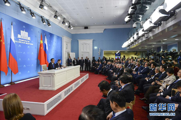 10月13日，國務院總理李克強在莫斯科與俄羅斯總理梅德韋杰夫圓滿結束中俄總理第十九次定期會晤后共同會見記者。 新華社記者李學仁攝