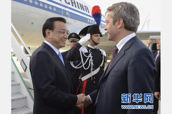 10月14日，國(guó)務(wù)院總理李克強(qiáng)乘專機(jī)抵達(dá)羅馬，開(kāi)始對(duì)意大利進(jìn)行正式訪問(wèn)，意大利政府高級(jí)官員到機(jī)場(chǎng)迎接。 新華社記者李學(xué)仁攝