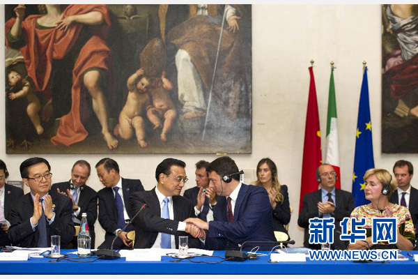 10月14日，中國(guó)國(guó)務(wù)院總理李克強(qiáng)在羅馬巴爾貝里尼宮與意大利總理倫齊共同會(huì)見中意企業(yè)家委員會(huì)委員及企業(yè)家代表并致辭。 新華社記者謝環(huán)馳 攝 