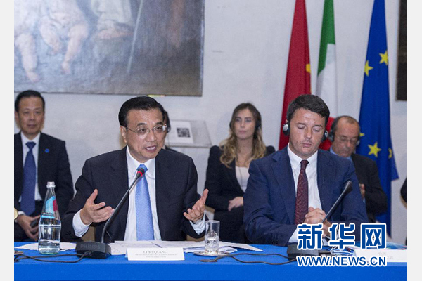 10月14日，中國(guó)國(guó)務(wù)院總理李克強(qiáng)在羅馬巴爾貝里尼宮與意大利總理倫齊共同會(huì)見中意企業(yè)家委員會(huì)委員及企業(yè)家代表并致辭。 新華社記者 王曄攝 