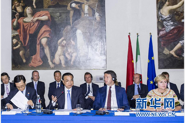 10月14日，中國(guó)國(guó)務(wù)院總理李克強(qiáng)在羅馬巴爾貝里尼宮與意大利總理倫齊共同會(huì)見中意企業(yè)家委員會(huì)委員及企業(yè)家代表并致辭。 新華社記者 王曄攝 