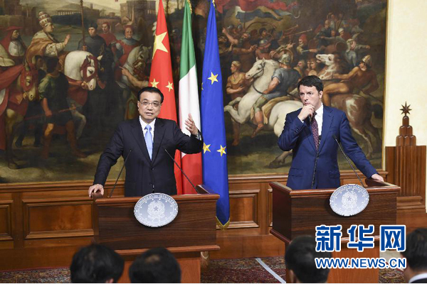 10月14日，國務(wù)院總理李克強(qiáng)在羅馬與意大利總理倫齊舉行會談后共同會見記者。 新華社記者 李學(xué)仁 攝