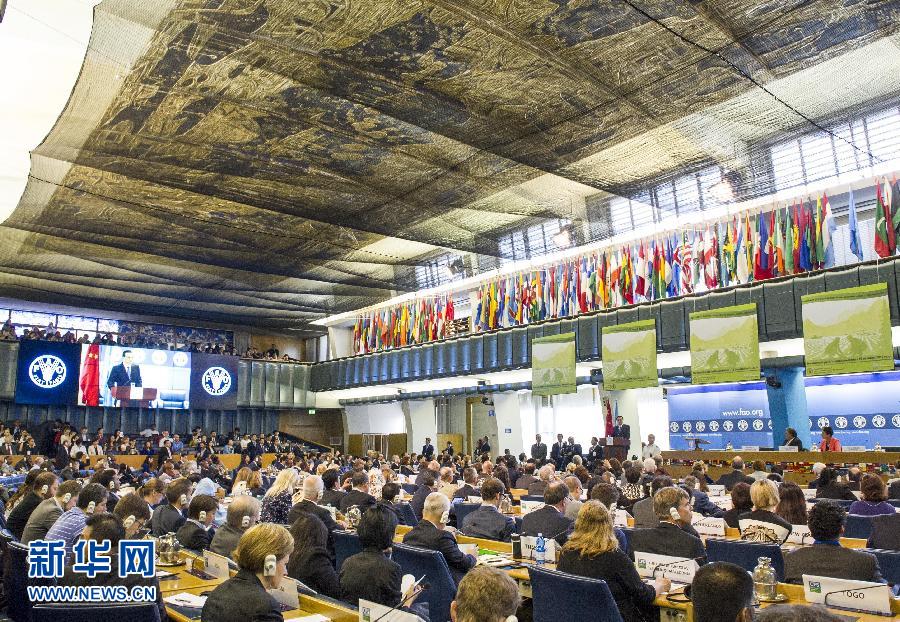 10月15日，中國國務院總理李克強在格拉齊亞諾總干事的陪同下在位于羅馬的聯(lián)合國糧農(nóng)組織總部發(fā)表演講。 新華社記者 王曄 攝 