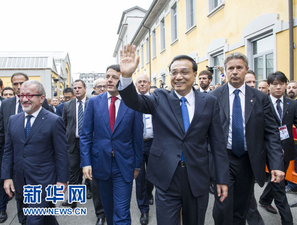 10月16日，中國(guó)國(guó)務(wù)院總理李克強(qiáng)在米蘭與意大利總理倫齊共同出席第五屆中意創(chuàng)新合作周大會(huì)并致辭。這是李克強(qiáng)抵達(dá)位于米蘭理工大學(xué)的會(huì)場(chǎng)。新華社記者王曄攝