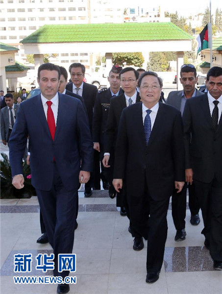 11月9日，正在約旦進(jìn)行正式友好訪問的全國(guó)政協(xié)主席俞正聲在安曼會(huì)見約旦眾議院代議長(zhǎng)薩法迪。 新華社記者 劉衛(wèi)兵 攝 