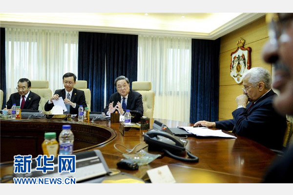 11月9日，正在約旦進(jìn)行正式友好訪問的全國(guó)政協(xié)主席俞正聲在安曼會(huì)見約旦首相恩蘇爾。 新華社記者 張鐸 攝 