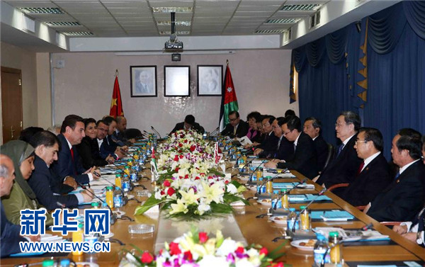  11月9日，正在約旦進(jìn)行正式友好訪問的全國(guó)政協(xié)主席俞正聲在安曼會(huì)見約旦眾議院代議長(zhǎng)薩法迪。 新華社記者 劉衛(wèi)兵 攝 