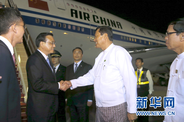 這是李克強(qiáng)在機(jī)場(chǎng)受到緬甸政府高級(jí)官員熱情迎接。新華社記者鞠鵬攝