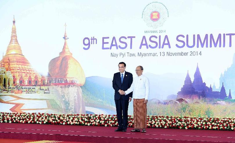 11月13日，中國國務(wù)院總理李克強(qiáng)在內(nèi)比都出席第九屆東亞峰會(huì)并發(fā)言。這是峰會(huì)開始前，東盟輪值主席國緬甸聯(lián)邦共和國總統(tǒng)吳登盛迎接李克強(qiáng)總理。新華社記者 李濤 攝 