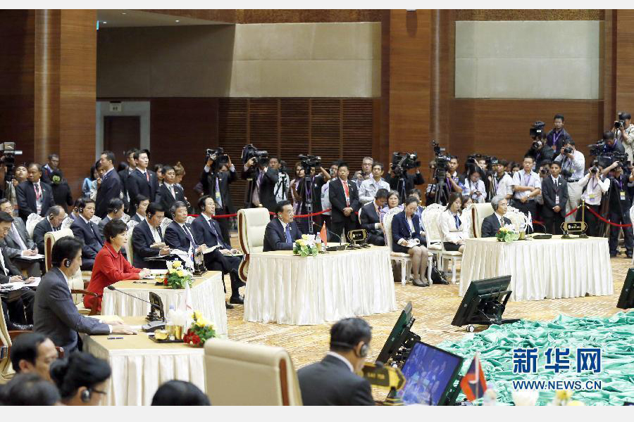 11月13日，中國國務(wù)院總理李克強(qiáng)在緬甸首都內(nèi)比都出席第17次東盟與中日韓（10+3）領(lǐng)導(dǎo)人會議。這是李克強(qiáng)在會議上講話。 新華社記者 鞠鵬 攝