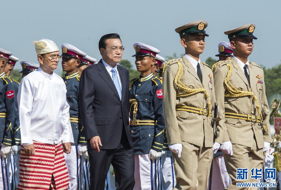 11月14日，國務(wù)院總理李克強(qiáng)在內(nèi)比都同緬甸總統(tǒng)吳登盛舉行會(huì)談。這是會(huì)談前，吳登盛在緬甸總統(tǒng)府前廣場為李克強(qiáng)舉行隆重的歡迎儀式。新華社記者 王曄 攝