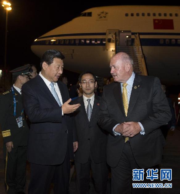 11月14日，中國(guó)國(guó)家主席習(xí)近平抵達(dá)布里斯班，出席二十國(guó)集團(tuán)領(lǐng)導(dǎo)人第九次峰會(huì)，并對(duì)澳大利亞進(jìn)行國(guó)事訪問(wèn)。這是習(xí)近平在機(jī)場(chǎng)受到澳大利亞聯(lián)邦總督科斯格羅夫的迎接。新華社記者 李學(xué)仁 攝