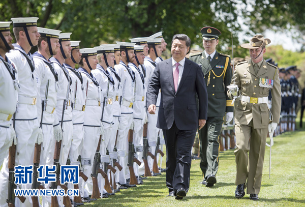 11月17日，中國國家主席習(xí)近平在堪培拉會見澳大利亞總督科斯格羅夫。會見前，科斯格羅夫在總督府草坪為習(xí)近平舉行隆重歡迎儀式。新華社記者謝環(huán)馳 攝 