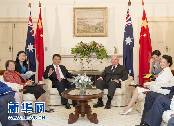 11月17日，中國國家主席習(xí)近平在堪培拉會見澳大利亞總督科斯格羅夫。會見前，科斯格羅夫在總督府草坪為習(xí)近平舉行隆重歡迎儀式。習(xí)近平和夫人彭麗媛抵達時，受到科斯格羅夫總督夫婦熱情迎接。新華社記者黃敬文 攝 