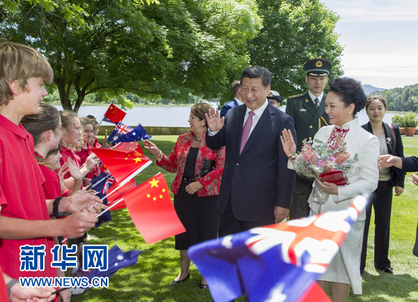 11月17日，中國國家主席習(xí)近平在堪培拉會見澳大利亞總督科斯格羅夫。會見前，科斯格羅夫在總督府草坪為習(xí)近平舉行隆重歡迎儀式。習(xí)近平和夫人彭麗媛抵達時，受到科斯格羅夫總督夫婦熱情迎接。新華社記者謝環(huán)馳 攝 