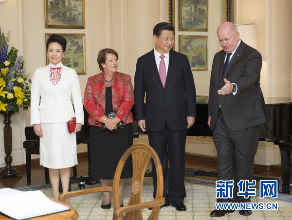 11月17日，中國國家主席習(xí)近平在堪培拉會見澳大利亞總督科斯格羅夫。會見前，科斯格羅夫在總督府草坪為習(xí)近平舉行隆重歡迎儀式。習(xí)近平和夫人彭麗媛抵達時，受到科斯格羅夫總督夫婦熱情迎接。新華社記者黃敬文 攝 