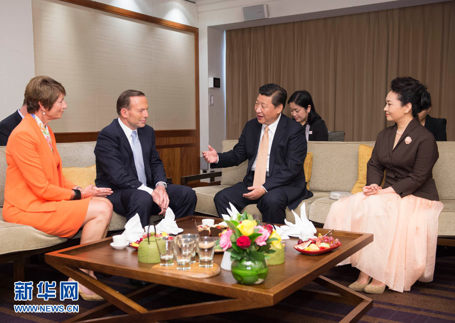 11月19日，國家主席習(xí)近平結(jié)束對(duì)澳大利亞的國事訪問。離開悉尼前，澳大利亞總理阿博特夫婦專門到習(xí)近平下榻飯店同習(xí)近平和夫人彭麗媛親切話別。新華社記者 黃敬文 攝