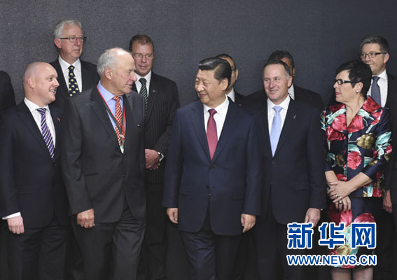 11月21日，中國國家主席習(xí)近平在奧克蘭和新西蘭總理約翰&middot;基共同出席中國－新西蘭市長論壇啟動儀式，并在啟動儀式后會見&ldquo;新中關(guān)系促進(jìn)委員會&rdquo;主要成員。新華社記者馬占成攝