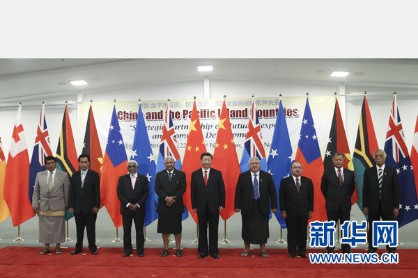 11月22日，國家主席習(xí)近平在楠迪同斐濟(jì)總理姆拜尼馬拉馬、密克羅尼西亞聯(lián)邦總統(tǒng)莫里、薩摩亞總理圖伊拉埃帕、巴布亞新幾內(nèi)亞總理奧尼爾、瓦努阿圖總理納圖曼、庫克群島總理普納、湯加首相圖伊瓦卡諾、紐?？偫硭忍窖髰u國領(lǐng)導(dǎo)人舉行集體會(huì)晤。姚大偉攝