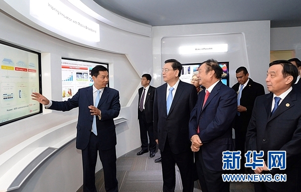 11月26日，正在墨西哥進(jìn)行正式友好訪問的全國人大常委會委員長張德江在墨西哥城視察華為公司拉美北地區(qū)部。 新華社記者劉建生攝