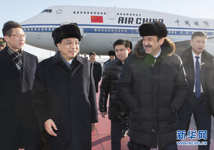  12月14日，應(yīng)哈薩克斯坦共和國(guó)總理馬西莫夫邀請(qǐng)，國(guó)務(wù)院總理李克強(qiáng)乘專(zhuān)機(jī)抵達(dá)阿斯塔納國(guó)際機(jī)場(chǎng)，開(kāi)始對(duì)哈薩克斯坦進(jìn)行正式訪(fǎng)問(wèn)，舉行中哈總理第二次定期會(huì)晤，并出席上海合作組織成員國(guó)政府首腦理事會(huì)第十三次會(huì)議。這是馬西莫夫到機(jī)場(chǎng)迎接李克強(qiáng)。新華社記者 黃敬文 攝 