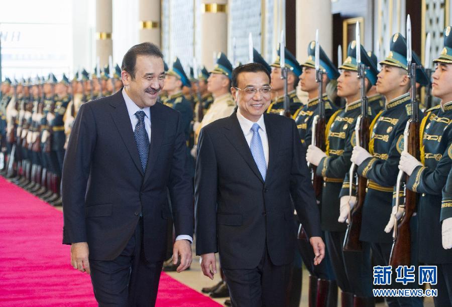 12月14日，應(yīng)哈薩克斯坦共和國(guó)總理馬西莫夫邀請(qǐng)，國(guó)務(wù)院總理李克強(qiáng)乘專(zhuān)機(jī)抵達(dá)阿斯塔納國(guó)際機(jī)場(chǎng)，開(kāi)始對(duì)哈薩克斯坦進(jìn)行正式訪(fǎng)問(wèn)，舉行中哈總理第二次定期會(huì)晤，并出席上海合作組織成員國(guó)政府首腦理事會(huì)第十三次會(huì)議。馬西莫夫到機(jī)場(chǎng)迎接李克強(qiáng)，并舉行隆重的歡迎儀式。新華社記者 黃敬文 攝