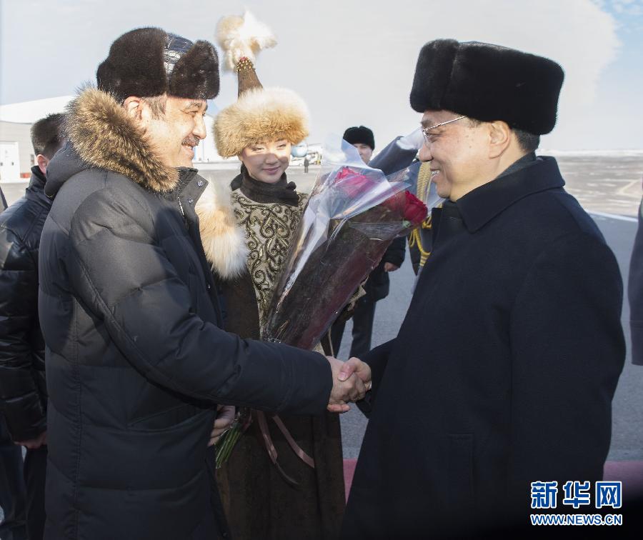 12月14日，應(yīng)哈薩克斯坦共和國(guó)總理馬西莫夫邀請(qǐng)，國(guó)務(wù)院總理李克強(qiáng)乘專(zhuān)機(jī)抵達(dá)阿斯塔納國(guó)際機(jī)場(chǎng)，開(kāi)始對(duì)哈薩克斯坦進(jìn)行正式訪(fǎng)問(wèn)，舉行中哈總理第二次定期會(huì)晤，并出席上海合作組織成員國(guó)政府首腦理事會(huì)第十三次會(huì)議。這是馬西莫夫到機(jī)場(chǎng)迎接李克強(qiáng)。新華社記者 黃敬文 攝