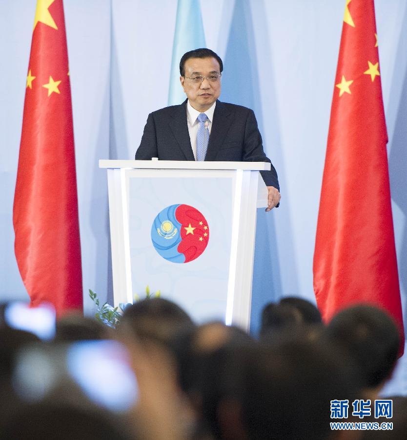  12月14日，國務(wù)院總理李克強(qiáng)在阿斯塔納同哈薩克斯坦總理馬西莫夫共同出席中哈企業(yè)家委員會第二次會議。這是李克強(qiáng)總理在會議上致辭。新華社記者 黃敬文 攝 