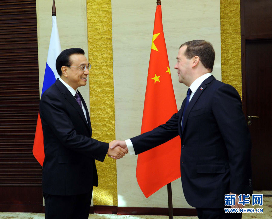 12月15日，中國國務(wù)院總理李克強(qiáng)在阿斯塔納會見俄羅斯總理梅德韋杰夫。 新華社記者 饒愛民 攝