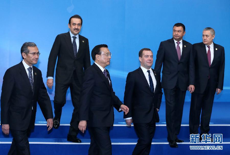 12月15日，中國國務(wù)院總理李克強(qiáng)在阿斯塔納出席上海合作組織成員國政府首腦理事會第十三次會議。這是與會領(lǐng)導(dǎo)人集體合影后走向會場。新華社記者 龐興雷 攝 