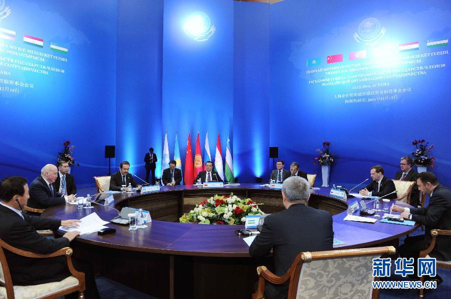 12月15日，中國(guó)國(guó)務(wù)院總理李克強(qiáng)在阿斯塔納出席上海合作組織成員國(guó)政府首腦理事會(huì)第十三次會(huì)議。 新華社記者 饒愛民 攝 