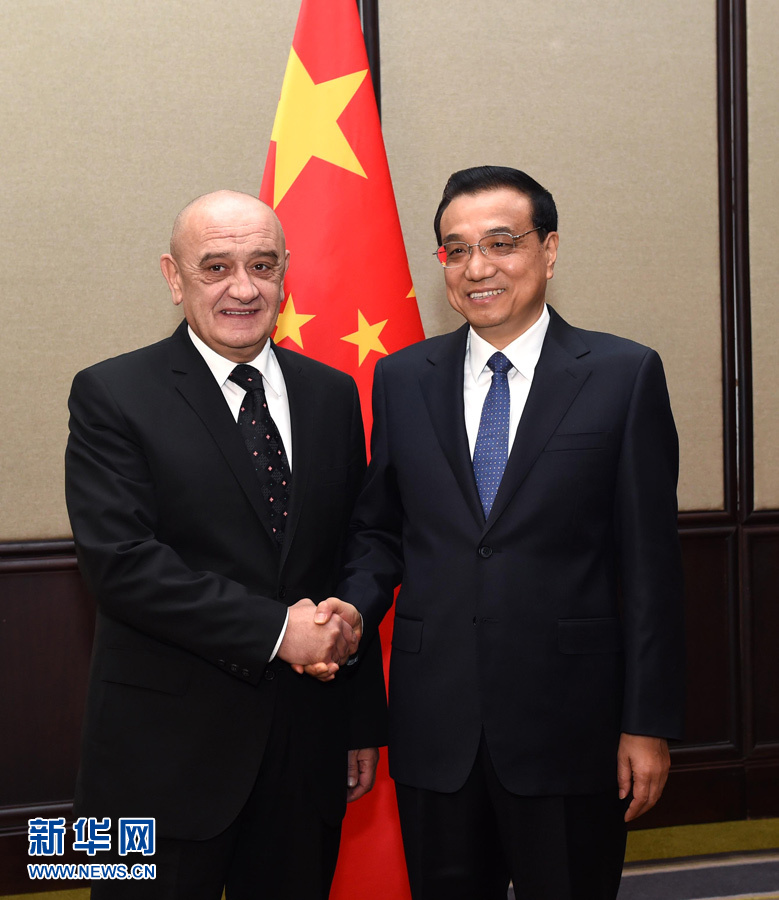 12月16日，中國國務(wù)院總理李克強在貝爾格萊德會見波黑部長會議主席貝萬達。 新華社記者 饒愛民 攝 